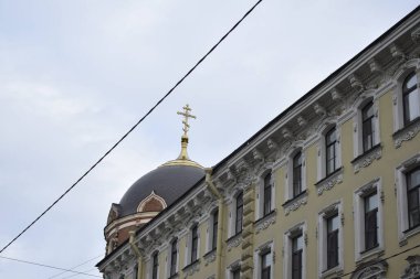 Şehirdeki cadde, bir evin ön cephesi