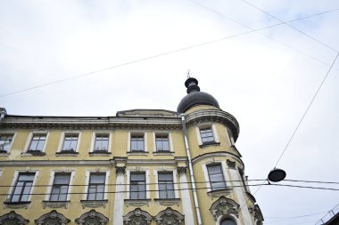 Balkonlu bir binanın ön cephesi.