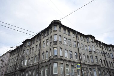 Balkonlu bir binanın ön cephesi.