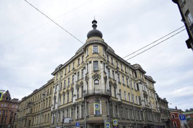 Balkonlu bir binanın ön cephesi.