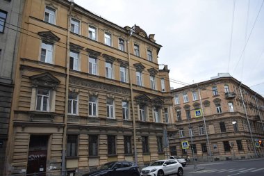 Balkonlu bir binanın ön cephesi.