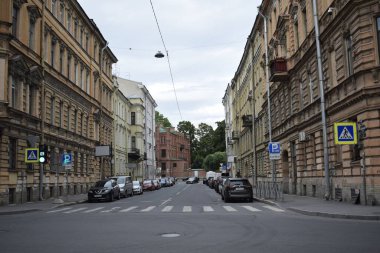 Şehirdeki cadde, bir evin ön cephesi