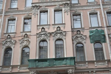 Binanın ön cephesi