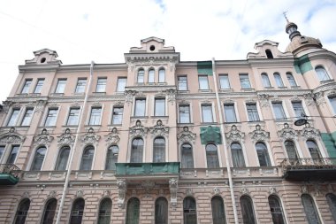 Binanın ön cephesi