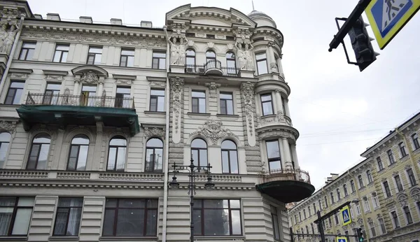 Fassade Eines Gebäudes Mit Balkon — Stockfoto