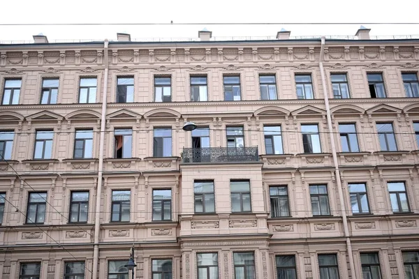 Antiguo Edificio Con Ventanas —  Fotos de Stock