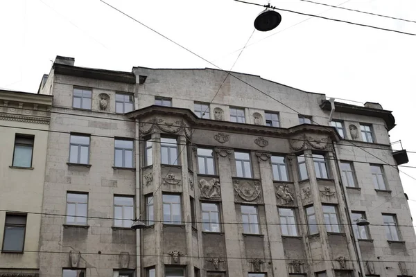 Antiguo Edificio Con Ventanas —  Fotos de Stock