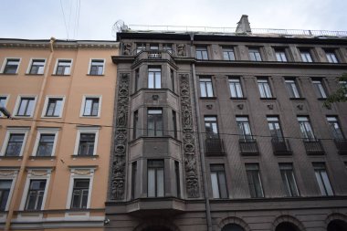 Binanın ön cephesi