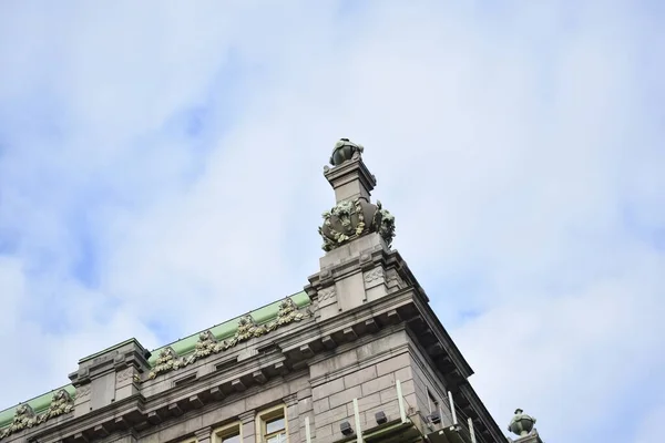 Die Fassade Des Gebäudes Der Mitte — Stockfoto