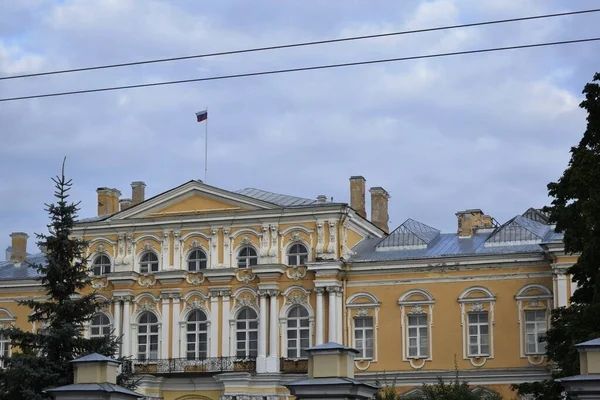 Die Fassade Des Gebäudes Der Mitte — Stockfoto