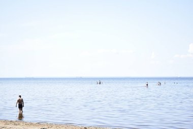 Kumsaldaki insanlar.