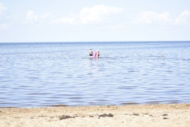 Kumsaldaki insanlar.