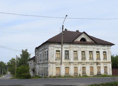 Eski tuğla bina, insanlığın tarihi mimarisi.