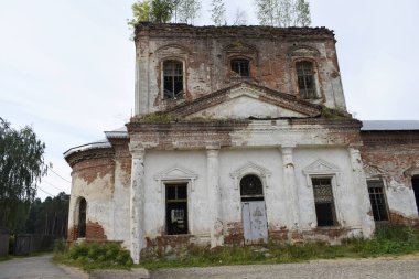 Eski harabe tuğla bina, tarih