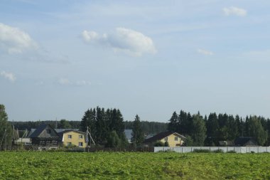 Kırsal kesimde bir bina.