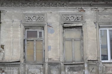 Eski binanın ön cephesinin ayrıntıları