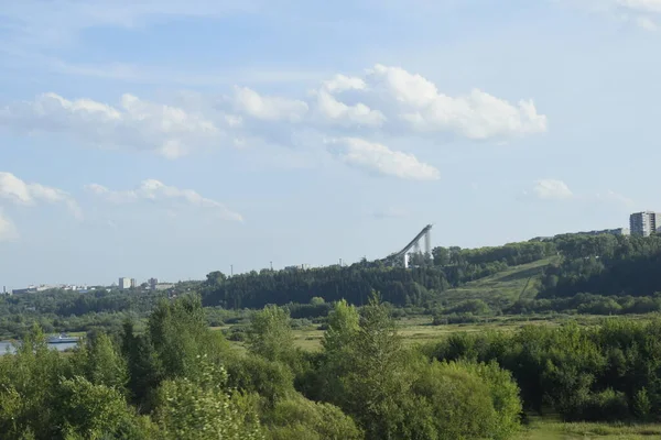 Paesaggio Estivo Con Vista Sul Fiume Sulla Città — Foto Stock