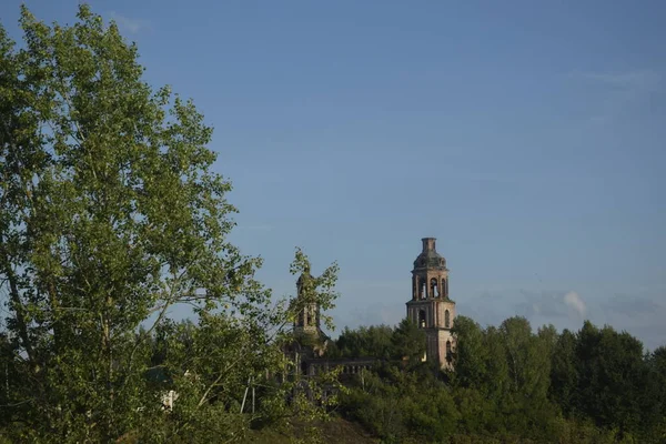 Uma Igreja Abandonada Velha Com Uma Torre Sino — Fotografia de Stock