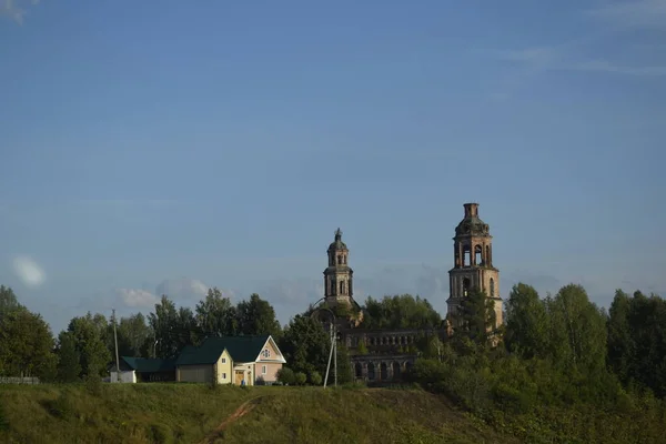 Starý Opuštěný Kostel Zvonicí — Stock fotografie