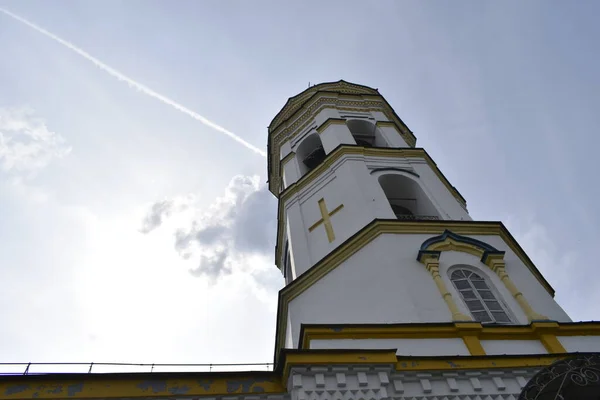 Der Turm Des Alten Backsteinglockenturms — Stockfoto