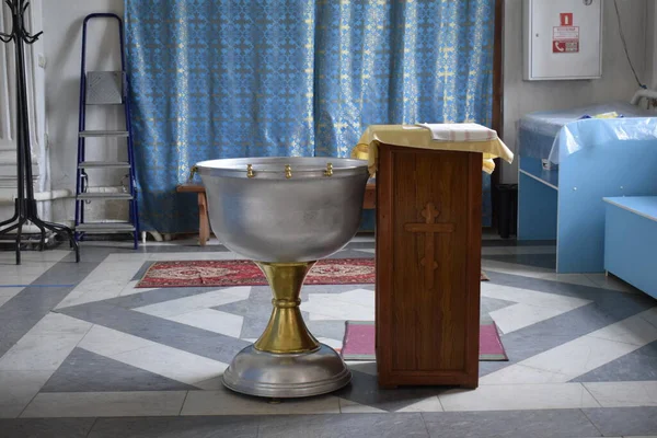 Ortodoks Kilisesinde Insanların Vaftiz Edilmeleri Için Ayin Objeleri — Stok fotoğraf