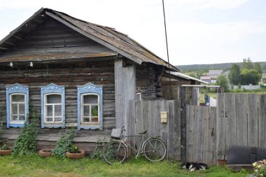 Köydeki eski ahşap ev.