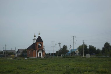 Kilise yol kenarında duruyor.