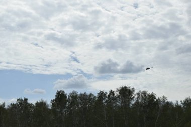 Mavi gökyüzü arkaplanındaki helikopter