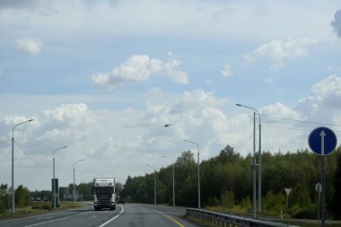 Mavi gökyüzü arkaplanındaki helikopter