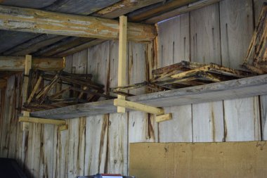 Balmumu bal petekleri için arı koruyucu çerçeveler