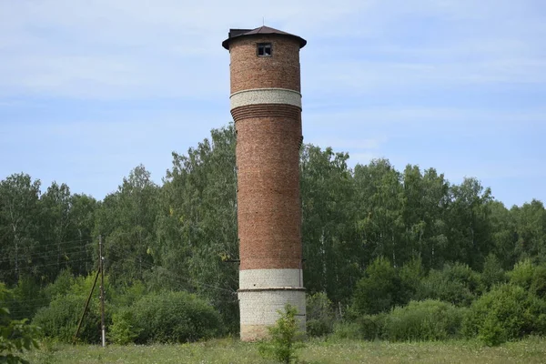 Uma Torre Velha Água Tijolo Campo — Fotografia de Stock