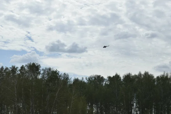 Helicóptero Sobre Fondo Cielo Azul — Foto de Stock