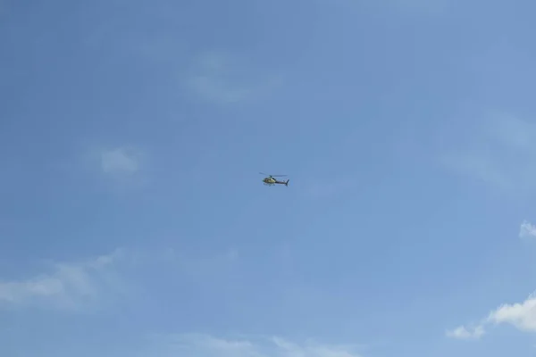 Вертолет Голубом Фоне Неба — стоковое фото