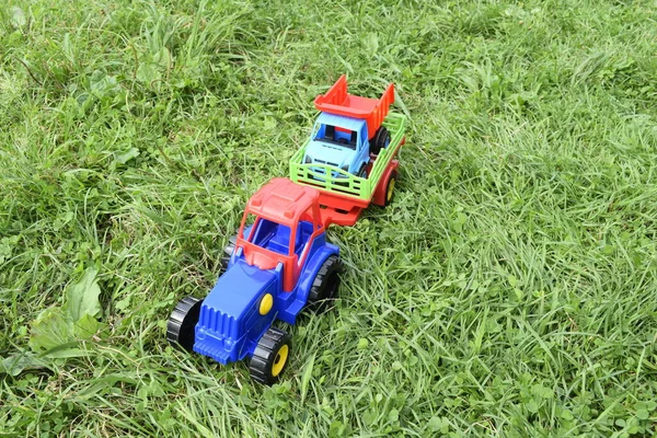 玩具拖拉机在草地上 — 图库照片