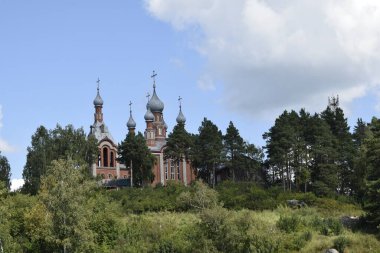 Kilise bir dağın tepesinde, dağ manzarası ve kilise.