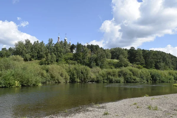 Rivière Rives Vertes Ciel Nuageux — Photo