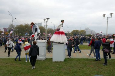 Belarus 'ta hükümet şiddeti ve seçim sahtekarlığına karşı barışçıl bir gösteri. Gelinlikli kız.