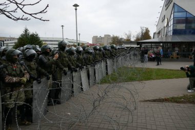 Dikenli teller, askerler. Diktatör Lukashenko 'ya karşı barışçıl bir protesto. Belarus 'ta hükümet şiddeti ve seçim sahtekarlığına karşı barışçıl bir gösteri.