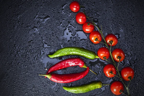 Paprika's op zwarte leisteen — Stockfoto