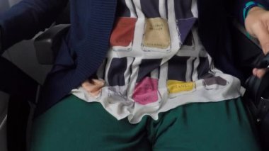 sandalyede kemerleri sıkın