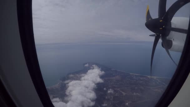 Окно с видом на самолет — стоковое видео