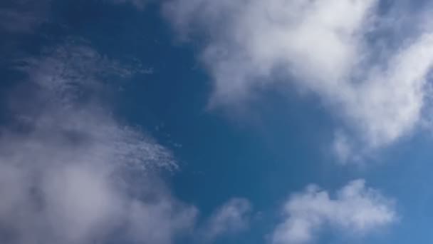 Tiempo de lapso de vídeo de nubes de bucle sin costura contra el cielo azul profundo — Vídeo de stock