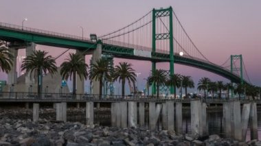 Vincent Thomas Köprüsü, Los Angeles Limanı'zaman atlamalı