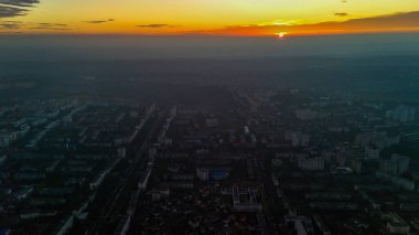 Hava panoramik şehir manzarası gün doğumunda sisli atmosfer ve güneşle birlikte.