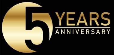 Başarı için siyah arkaplan üzerinde altın yıldönümü mührü olan vektör dosyasını veya metin ile 5 yıllık şirket jübilesini kaydeder