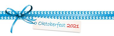 EPS 10 vektör illüstrasyon mavi kurdele yayı asma etiketli ve metin Oktoberfest 2021 Alman Ekim Festivali zamanı için beyaz zemin üzerinde izole