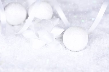 Noel arkaplanı. Beyaz kar üzerine beyaz Noel süslemeleri. Mutlu yıllar.