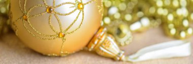 Altın arka planda altın Noel oyuncakları. Mutlu yıllar.