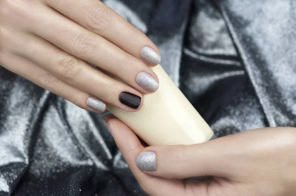 Mãos Femininas Com Manicura Argêntea Mantêm Nata Mão Bonita Manicure — Fotografia de Stock