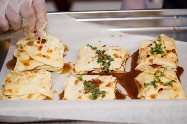 Baklava, kek, hamur işleri bal ile hazırlanması